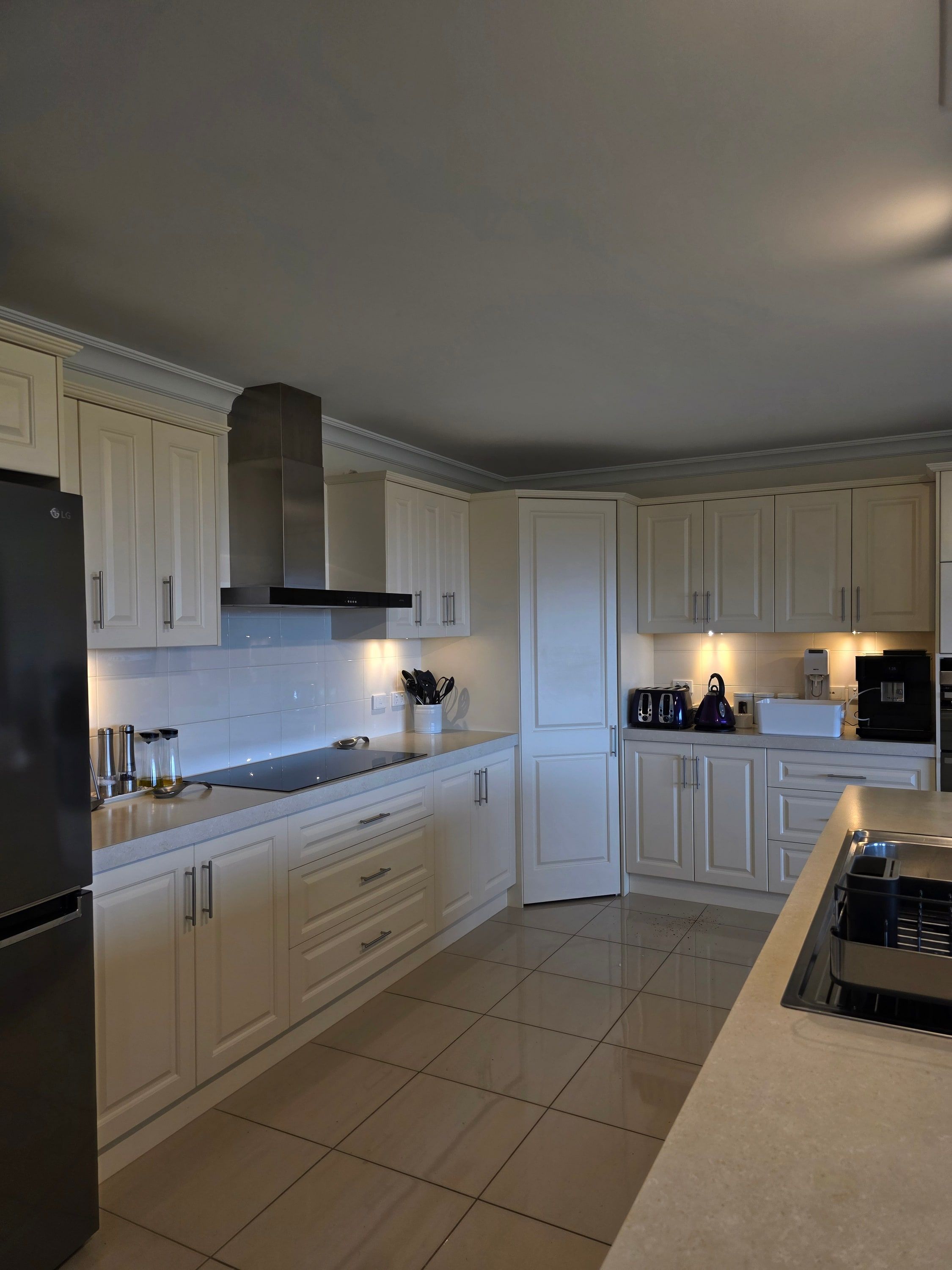 A kitchen in an Adelaide Hills home after a Dust Till Dawn clean